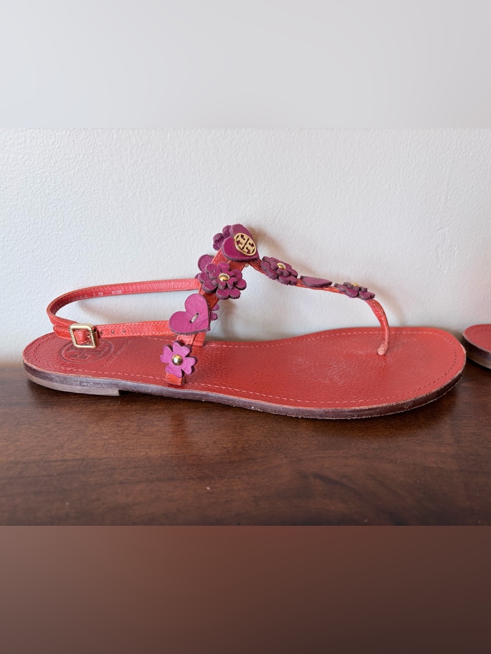 Tory Burch Coral Red Leather Ankle Strap Sandals w/ Floral/Heart Detail -Sz 9.5 - Picture 3 of 6